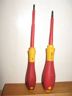 32105 Wiha Insulated 1/8 Inch Slotted And #2 Phillips Screwdriver Set - Nice